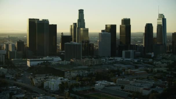Vista aérea do nascer do sol Los Angeles arranha-céus distrito financeiro — Vídeo de Stock