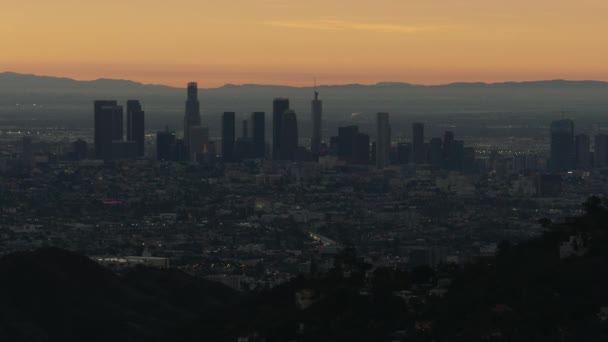 새벽에 로스앤젤레스 시의 조명을 공중에서 바라봄 — 비디오