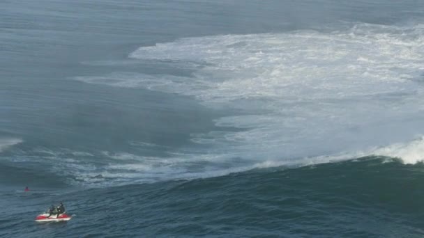 Lotniczy skuter wodny holujący surferów na fali USA — Wideo stockowe