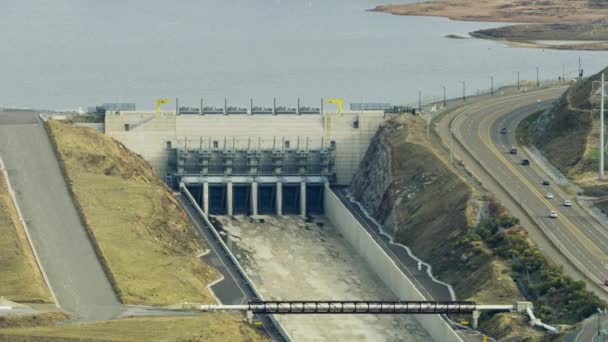 Widok z lotu ptaka zbiornik wodny Folsom Dam pomocniczy wyciek powietrza USA — Wideo stockowe