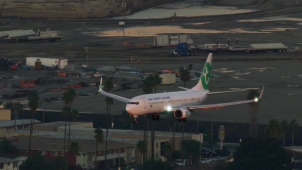 ロサンゼルスの市街地上空の航空機 — ストック動画