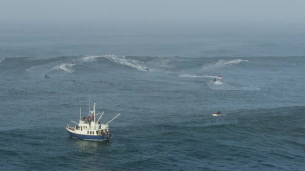 Barcos de vista aérea y motos acuáticas Mavericks USA — Vídeos de Stock