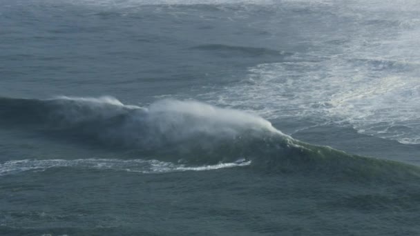 Lucht surfers op extreme surf competitie Mavericks USA — Stockvideo