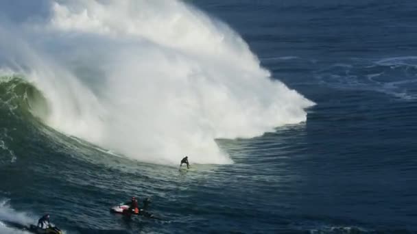 Antennensurfer bei extremem Surfwettbewerb Mavericks USA — Stockvideo