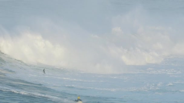 Luchtfoto surfer en jet ski Mavericks Amerika — Stockvideo