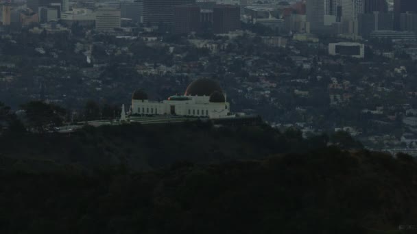 Luftaufnahme des Sonnenaufgangs Griffith Observatory mit Blick auf das Zentrum von LA — Stockvideo