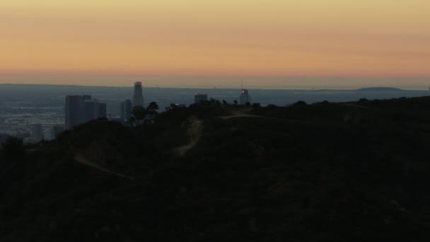从好莱坞山上看洛杉矶的空中日出景观 — 图库视频影像