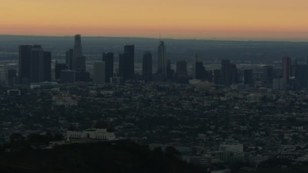 공중에서 본 LA 도시 경관과 금융 지구의 마천루 — 비디오