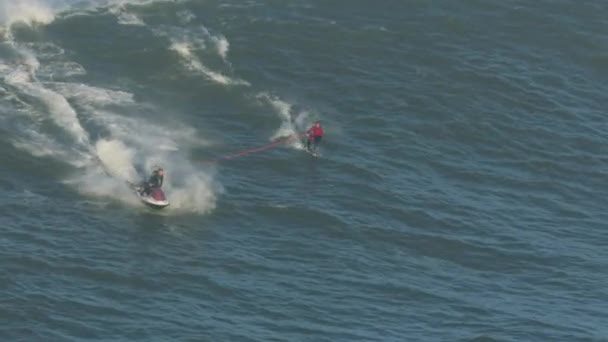 Lotniczy skuter wodny holujący surferów na powierzchni Kalifornii — Wideo stockowe
