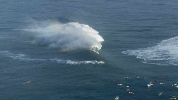 Vista aérea surfista y moto acuática Mavericks España — Vídeos de Stock