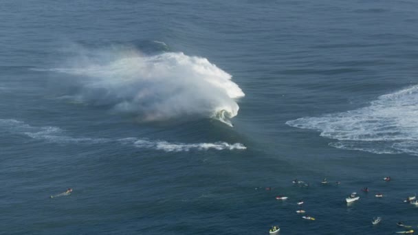 Letecký pohled surfař a jet ski Mavericks USA — Stock video