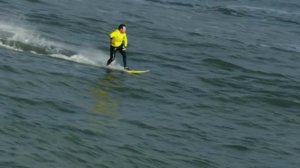 Pewny siebie surfer na dużej fali Mavericks USA — Wideo stockowe