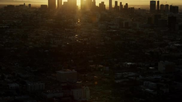 Letecký pohled se slunečními erupcemi uprostřed Los Angeles — Stock video