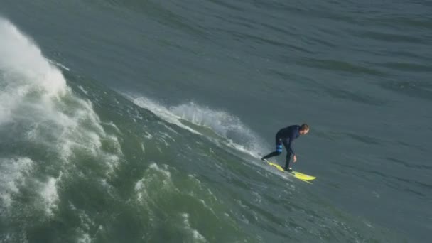 Surfista de confianza aérea en la gran ola Mavericks USA — Vídeos de Stock