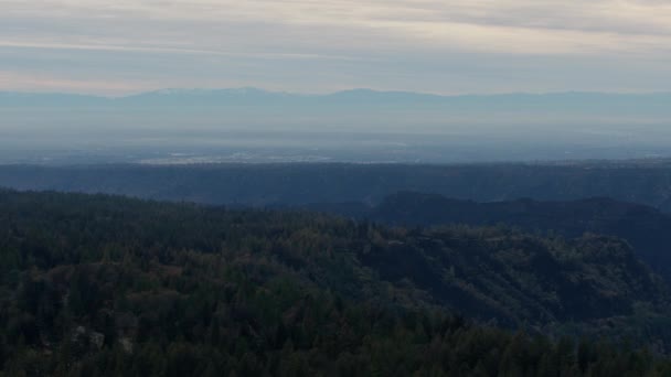 Vista aérea del atardecer bosque denso incendio forestal Paradise California — Vídeo de stock