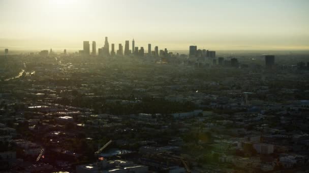 Luchtfoto bij zonsopgang door centraal Los Angeles — Stockvideo