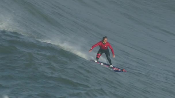 Surfista aéreo montando olas enormes Mavericks California America — Vídeos de Stock