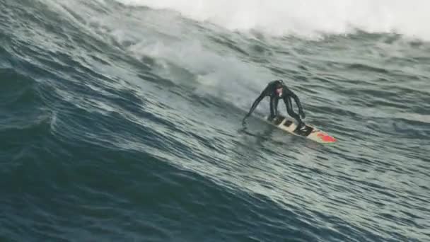 Surfista aéreo montando olas enormes Mavericks California EE.UU. — Vídeos de Stock