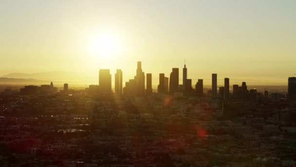 Luchtfoto zonsopgang over Bunker Hill wolkenkrabbers LA — Stockvideo