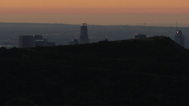 Letecký výhled na východ slunce Griffith Park vyhlídka přes LA — Stock video