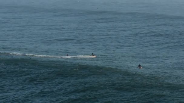 Aerial jet ski traino surfista sull'onda Mavericks — Video Stock