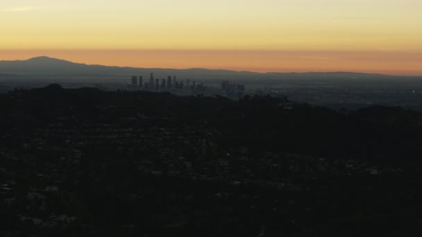 Flyg soluppgång vy centrala LA från Hollywood Hills — Stockvideo