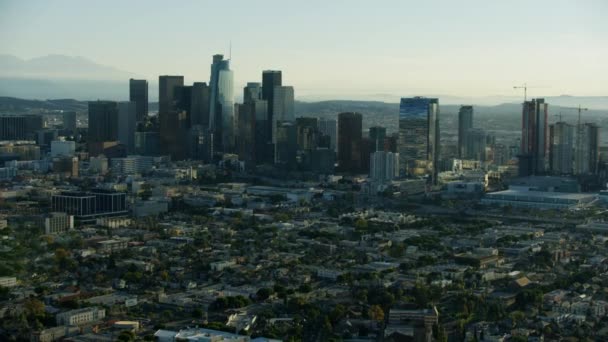 공중에서 일출 광경 LA 중심 금융 지구 마천루 — 비디오