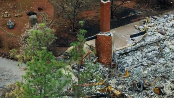 Vista aérea destructiva comunidad de incendios forestales destruidos EE.UU. — Vídeos de Stock