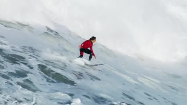 Surfista aéreo montando olas enormes Mavericks California America — Vídeos de Stock