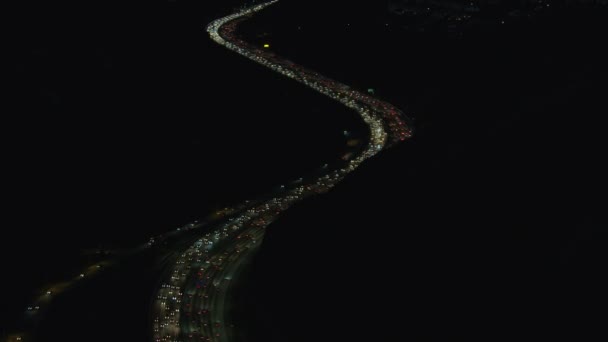 Wieczór z lotu ptaka widok Los Angeles autostrady światła pojazdów — Wideo stockowe