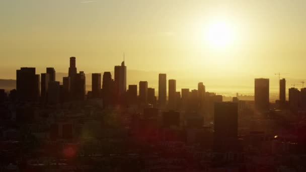 Hava manzaralı LA gökdelenleri ve gökdelenleri gün doğumunda — Stok video