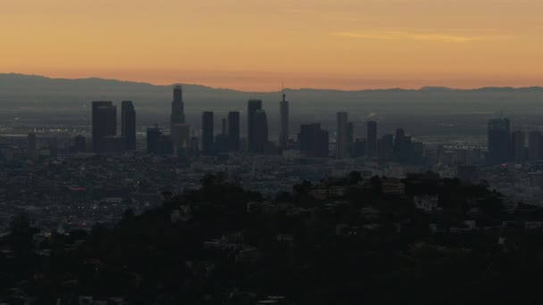 Vista aérea del amanecer LA cityscape desde Hollywood Hills — Vídeo de stock