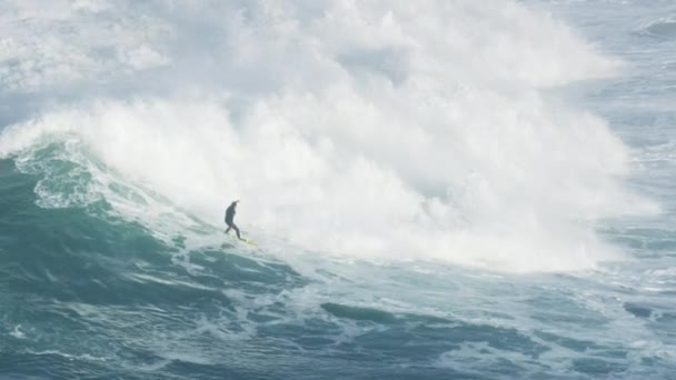 Surfeur aérien chevauchant d'énormes vagues Mavericks Californie Amérique — Video