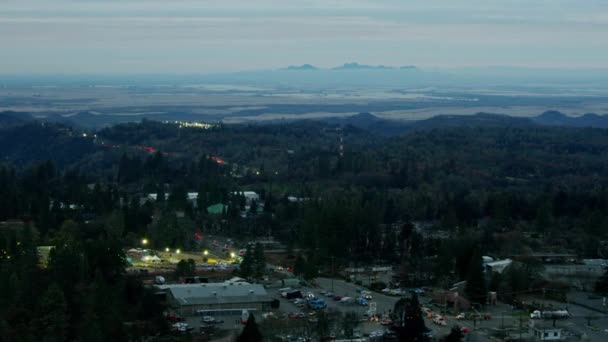 Vista aérea del atardecer Paradise Emergency Vehículos de la compañía de servicios públicos — Vídeos de Stock