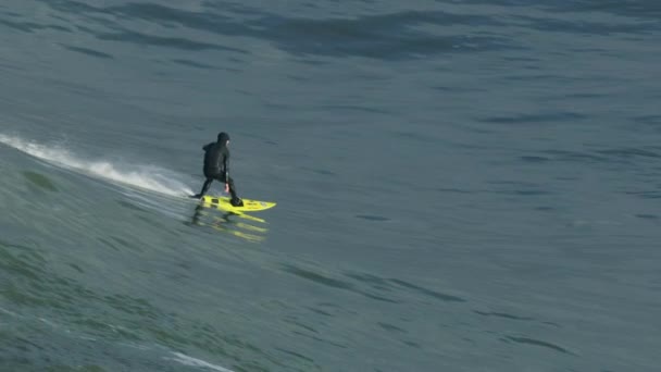 美国加利福尼亚 2019年2月 空中观看自信的冲浪运动员在冲浪比赛中乘风破浪 — 图库视频影像