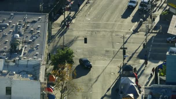 Вид с воздуха бездомные сообщества Skid Row crossroads LA — стоковое видео