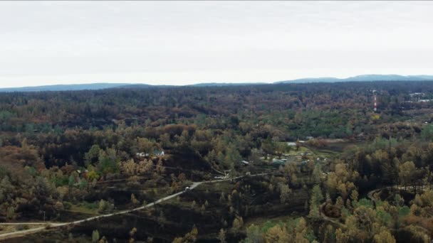 Вид с воздуха недавний разрушительный лесной пожар Рай Калифорния — стоковое видео