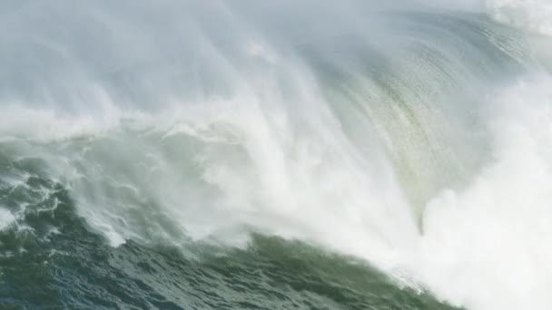 Luchtfoto enorme golven crashen Stille Oceaan Mavericks USA — Stockvideo