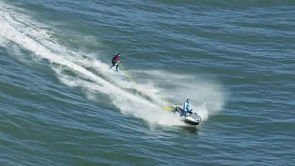 Aerial jet ski holowania surfer na fali Kalifornii — Wideo stockowe