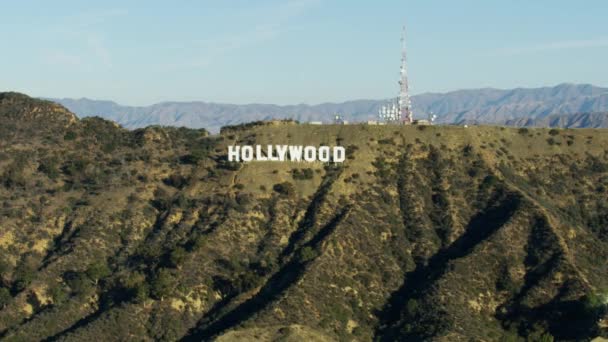 Luchtfoto oriëntatiepunt Hollywood teken bij zonsopgang LA — Stockvideo