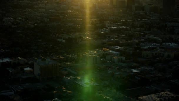 Luchtfoto dageraad uitzicht Wilshire district met LA skyline — Stockvideo