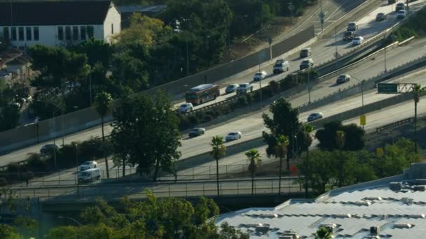 Luftaufnahme des Sonnenaufgangs Autobahnverkehr in der Innenstadt von Los Angeles — Stockvideo