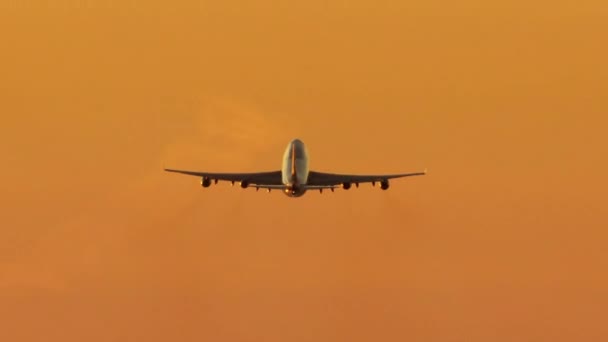 Avião de passageiros com vista aérea voando pelo pôr do sol de Los Angeles — Vídeo de Stock