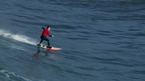 Вид з повітря серфінгіст на велику хвилю Mavericks USA — стокове відео