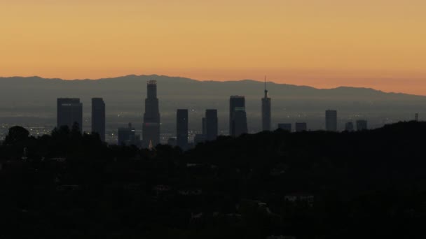 Vista aérea del amanecer en el centro de Los Ángeles desde Hollywood Hills — Vídeos de Stock