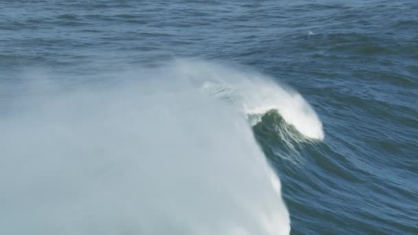 Surfista de confianza aérea en la gran ola Mavericks USA — Vídeo de stock