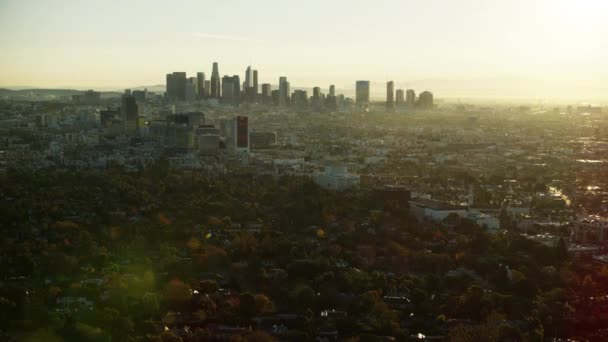 Vzdušný výhled na východ slunce Hancock Park do LA panorama — Stock video