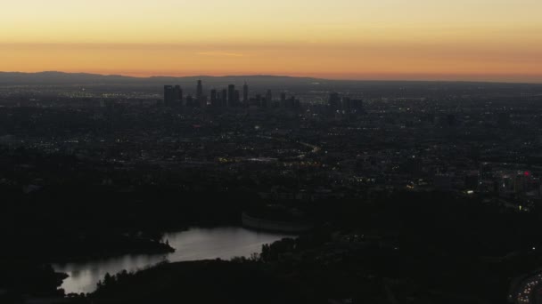 Luchtfoto zonsopgang uitzicht LA stadsgezicht van Hollywood Reservoir — Stockvideo