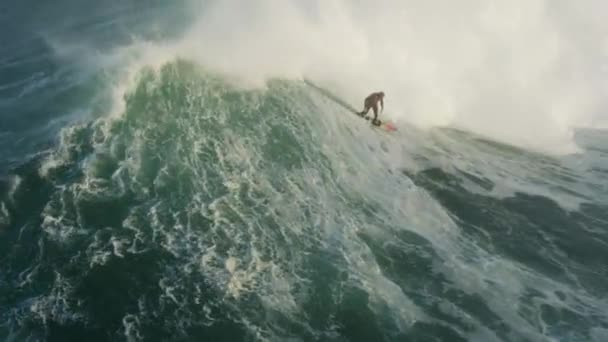 Surfista aéreo gran ola de surf competencia Mavericks América — Vídeos de Stock