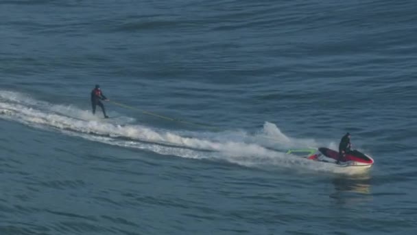 Avión jet ski remolque surfista en olas Mavericks — Vídeos de Stock